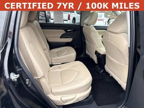 Used 2023 Toyota Highlander XLE image 11