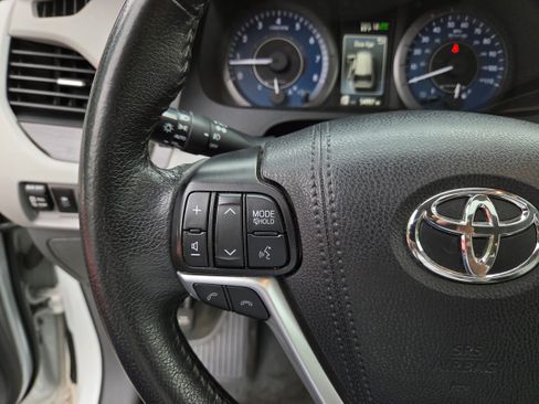 Used 2020 Toyota Sienna XLE FWD image 16