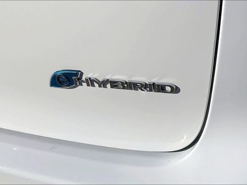 Used 2025 Chrysler Pacifica Select image 9