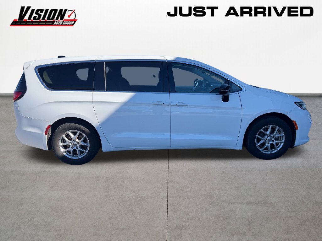 Used 2024 Chrysler Pacifica Touring-L FWD image 4