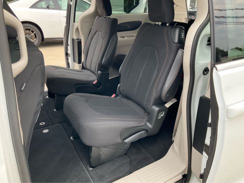 Used 2019 Chrysler Pacifica Touring Plus w/ Advanced Safetytec Group FWD image 18