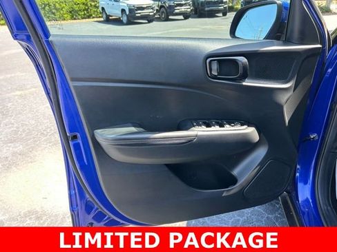 Used 2022 Hyundai Venue Limited FWD image 12