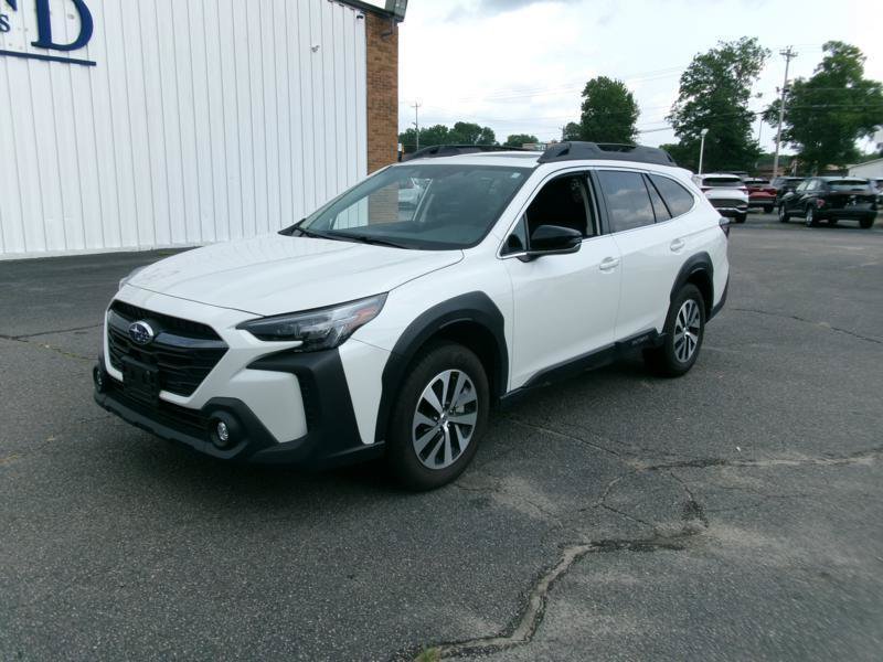Used 2025 Subaru Outback Premium AWD/4WD image 2