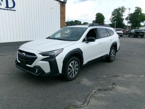Used 2025 Subaru Outback Premium AWD/4WD image 2