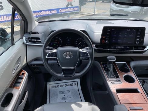 Used 2023 Toyota Sienna XLE FWD image 21