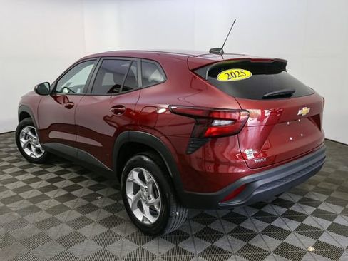Used 2025 Chevrolet Trax LS w/ LS Convenience Package FWD image 7