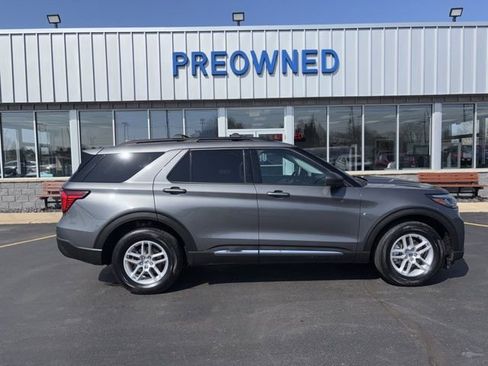 Used 2025 Ford Explorer Active AWD/4WD image 2