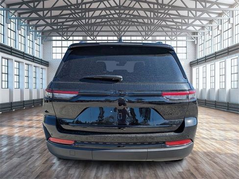 New 2025 Jeep Grand Cherokee Altitude image 5
