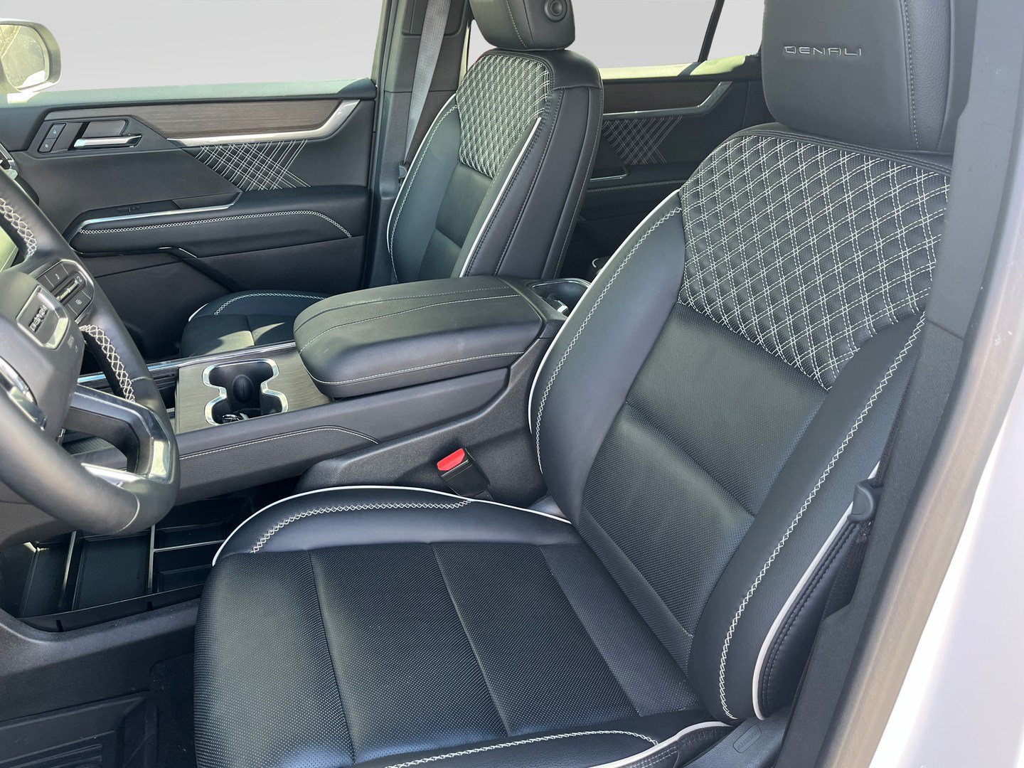 Used 2025 GMC Acadia Denali w/ LPO, Floor Liner Package FWD image 11