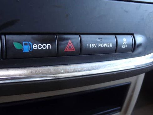 Used 2014 Chrysler Town & Country Touring FWD image 28