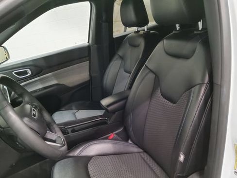 Used 2024 Jeep Compass Latitude AWD/4WD image 16