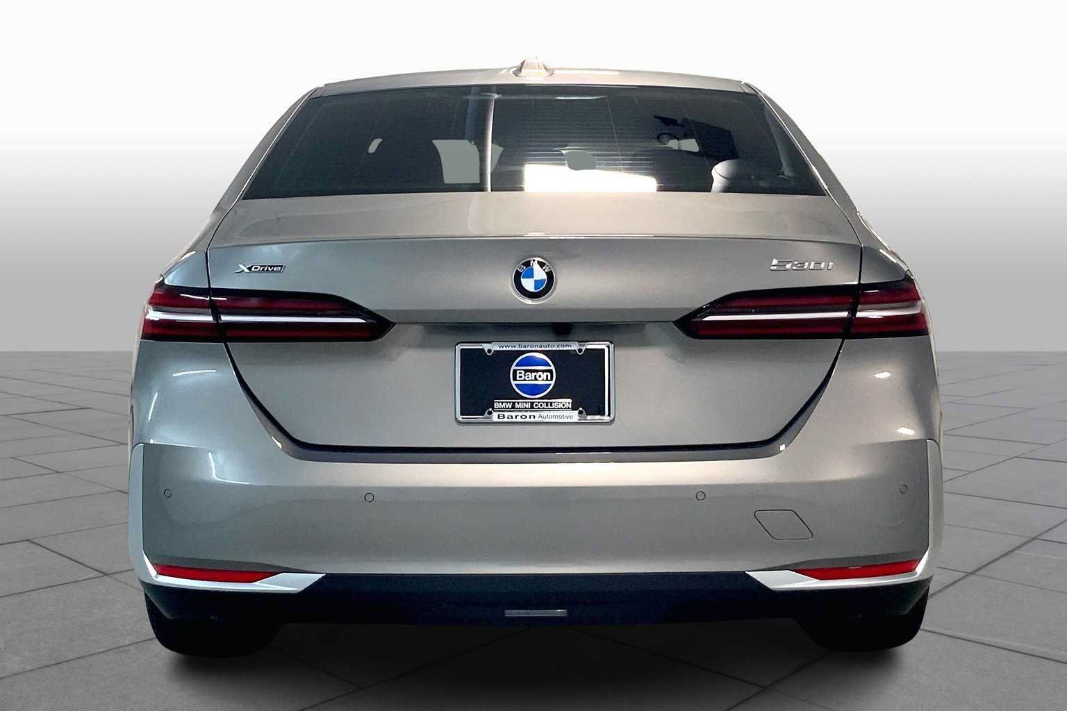 Used 2026 BMW 530i xDrive w/ Premium Package AWD/4WD image 4