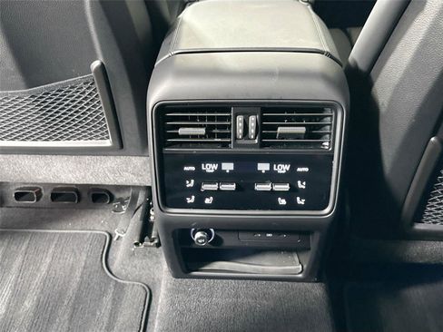Certified 2025 Porsche Cayenne AWD/4WD image 37