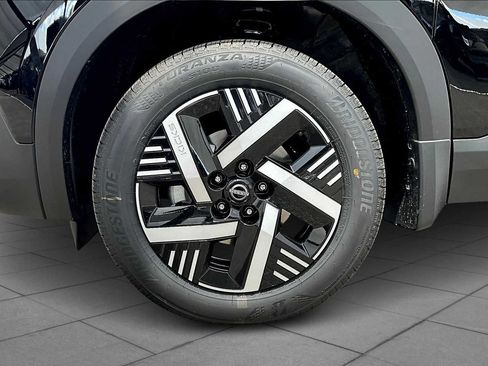 New 2025 Nissan Kicks SV image 9