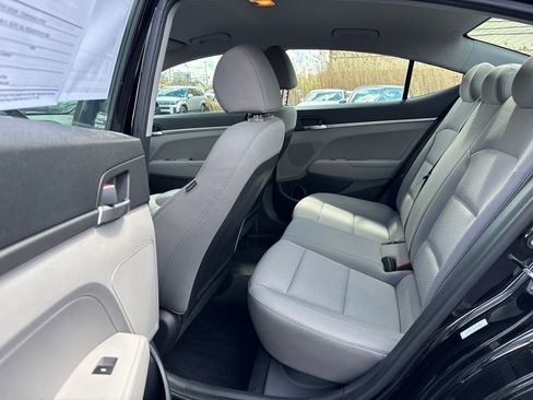 Used 2019 Hyundai Elantra SE w/ Winter Weather Package FWD image 11