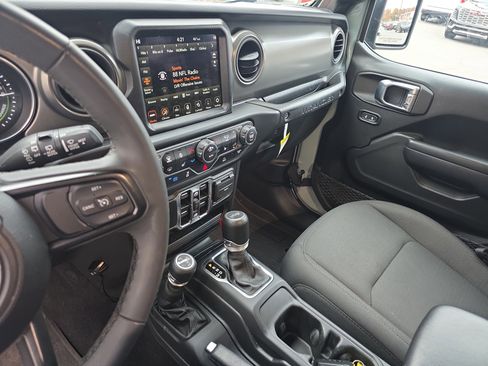 Used 2023 Jeep Wrangler Unlimited w/ Sun & Screen Package image 23