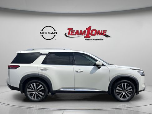 Used 2022 Nissan Pathfinder Platinum w/ Cargo Package FWD image 9