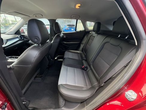 Used 2025 Chevrolet Trax LT w/ LT Convenience Package FWD image 24