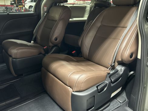 Used 2020 Toyota Sienna Limited FWD image 7
