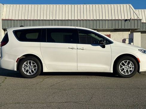 Used 2024 Chrysler Pacifica Touring-L image 3