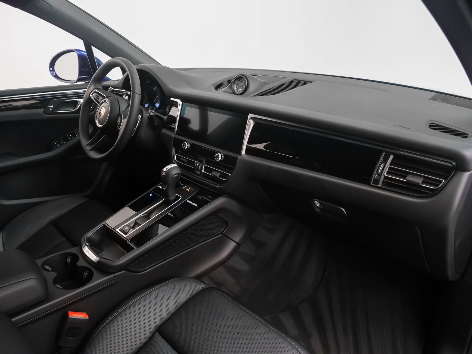 Certified 2025 Porsche Macan AWD/4WD image 23