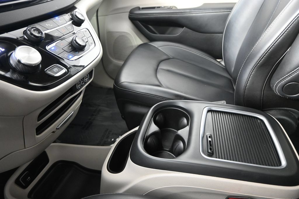 Used 2023 Chrysler Pacifica Touring-L FWD image 30