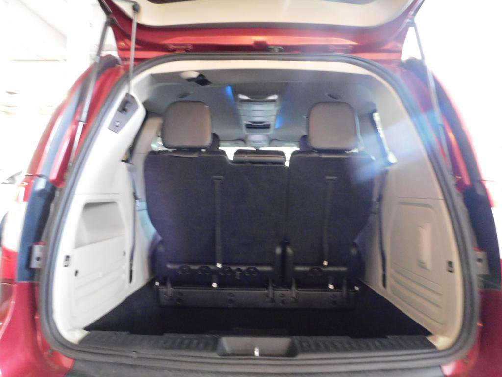 Used 2013 Chrysler Town & Country Touring-L w/ Driver Convenience Group FWD image 14