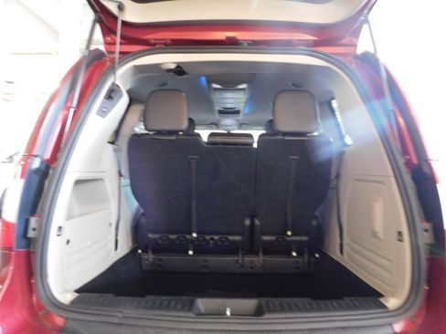 Used 2013 Chrysler Town & Country Touring-L w/ Driver Convenience Group FWD image 14