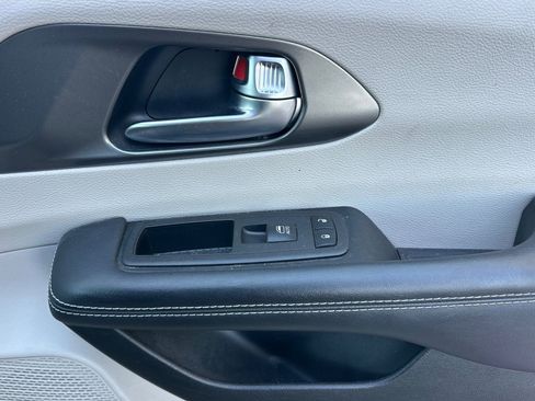 Used 2023 Chrysler Pacifica Touring-L image 20