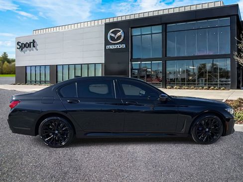 Used 2022 BMW 750i xDrive w/ Executive Package image 2