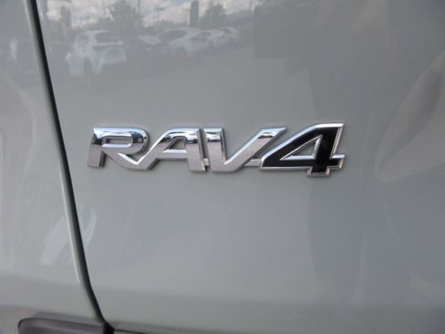 Used 2019 Toyota RAV4 XLE w/ Convenience Package AWD/4WD image 9