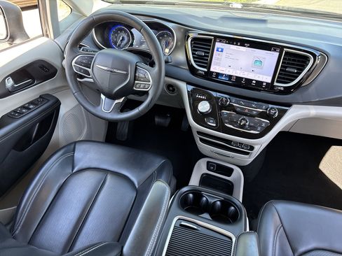 Used 2023 Chrysler Pacifica Touring-L image 13