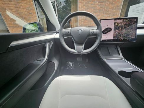 Used 2023 Tesla Model Y AWD image 4