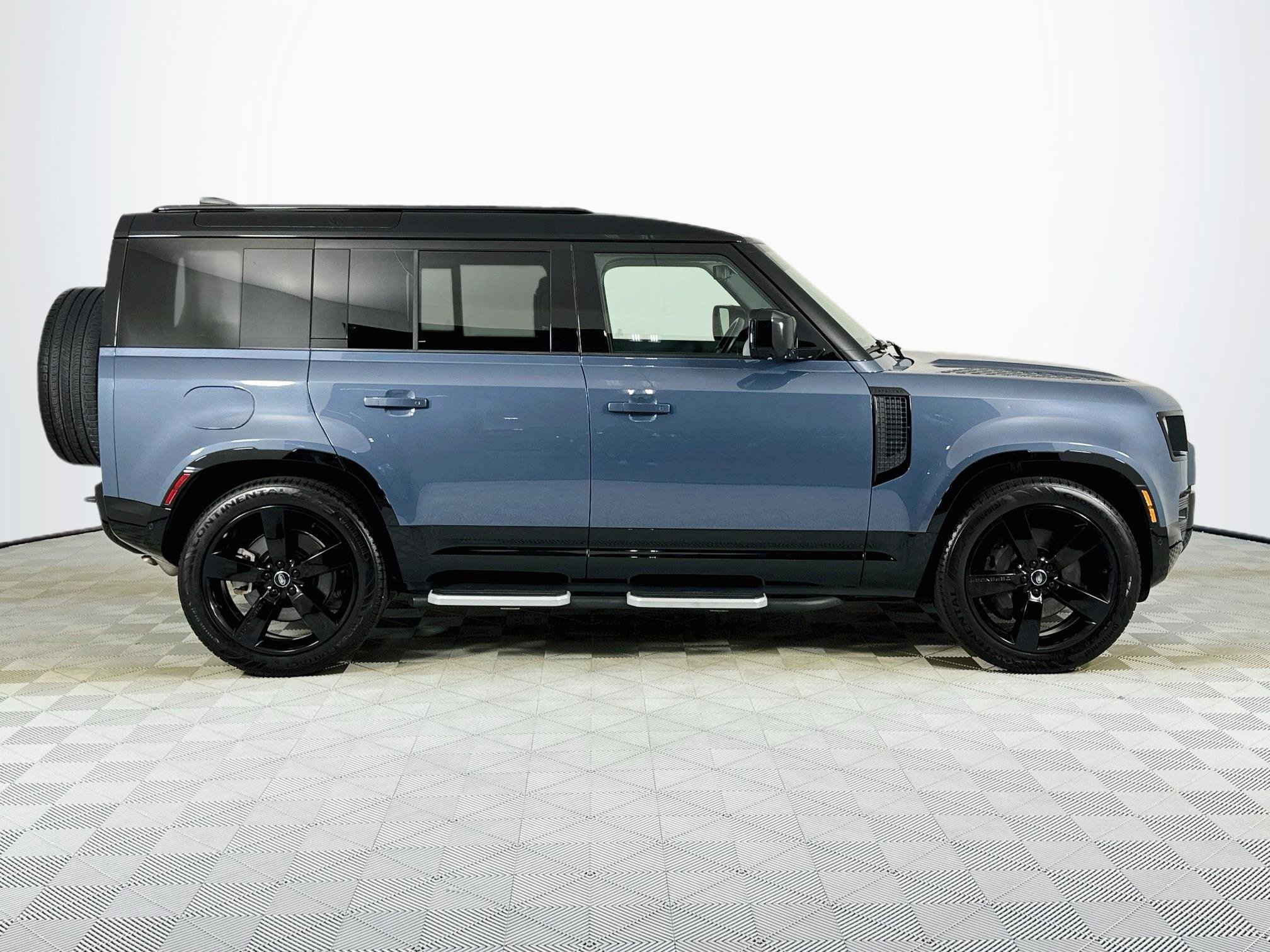 Used 2024 Land Rover Defender 110 X-Dynamic SE AWD/4WD image 4