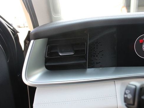 Used 2025 Volkswagen Tiguan SE FWD image 9