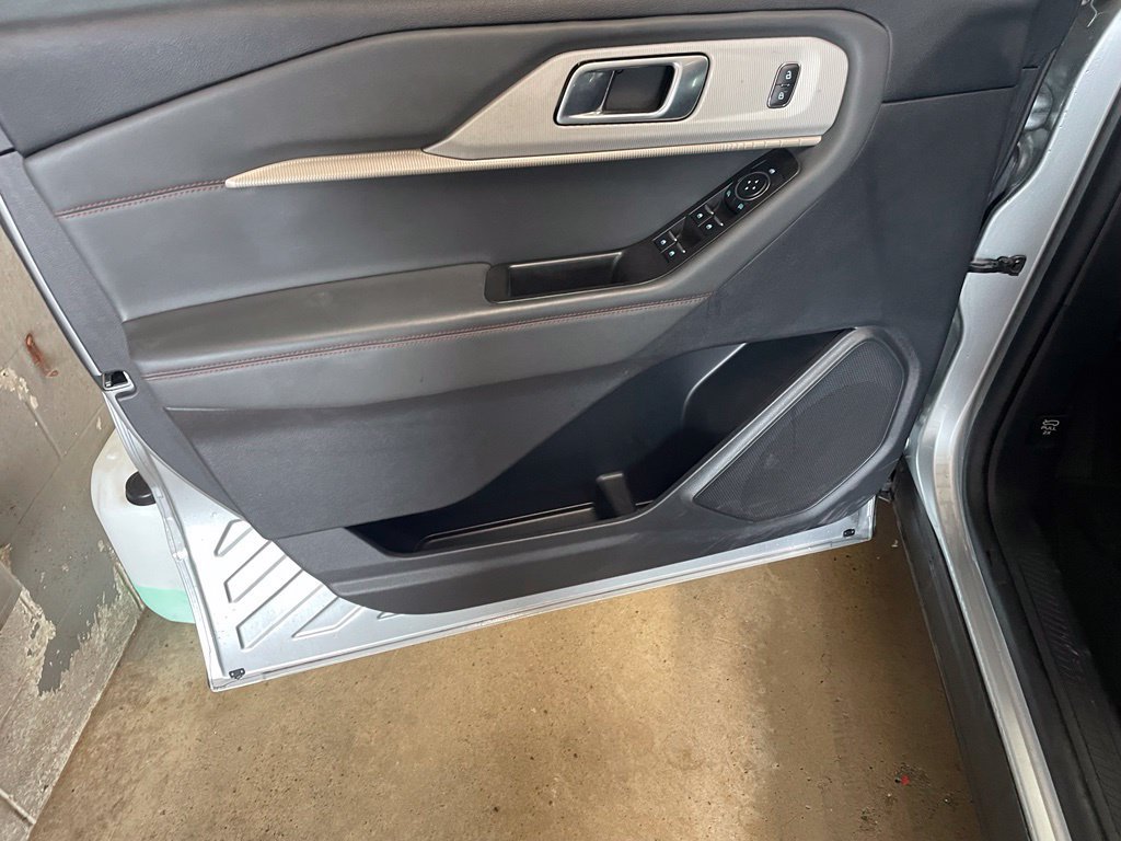 Used 2025 Ford Explorer Active RWD image 9