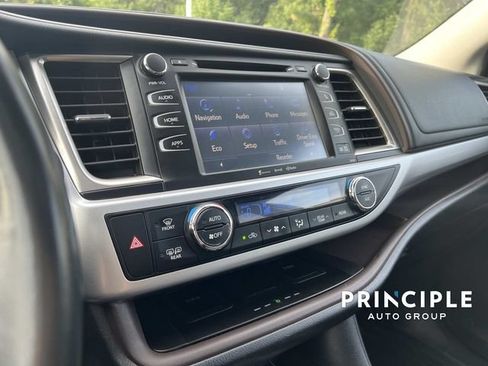 Used 2019 Toyota Highlander XLE AWD/4WD image 24