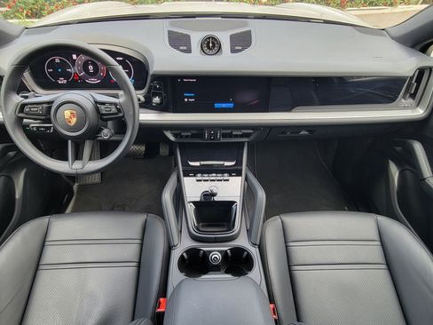 Used 2025 Porsche Cayenne Coupe image 12