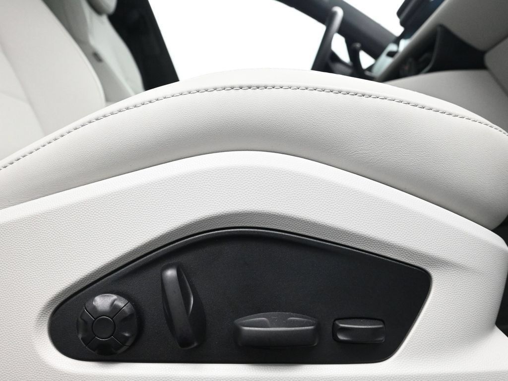 Certified 2025 Porsche Macan 4S Electric AWD/4WD image 14