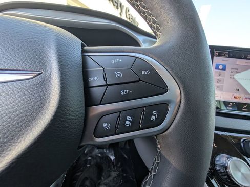 Used 2024 Chrysler Pacifica Touring-L image 21