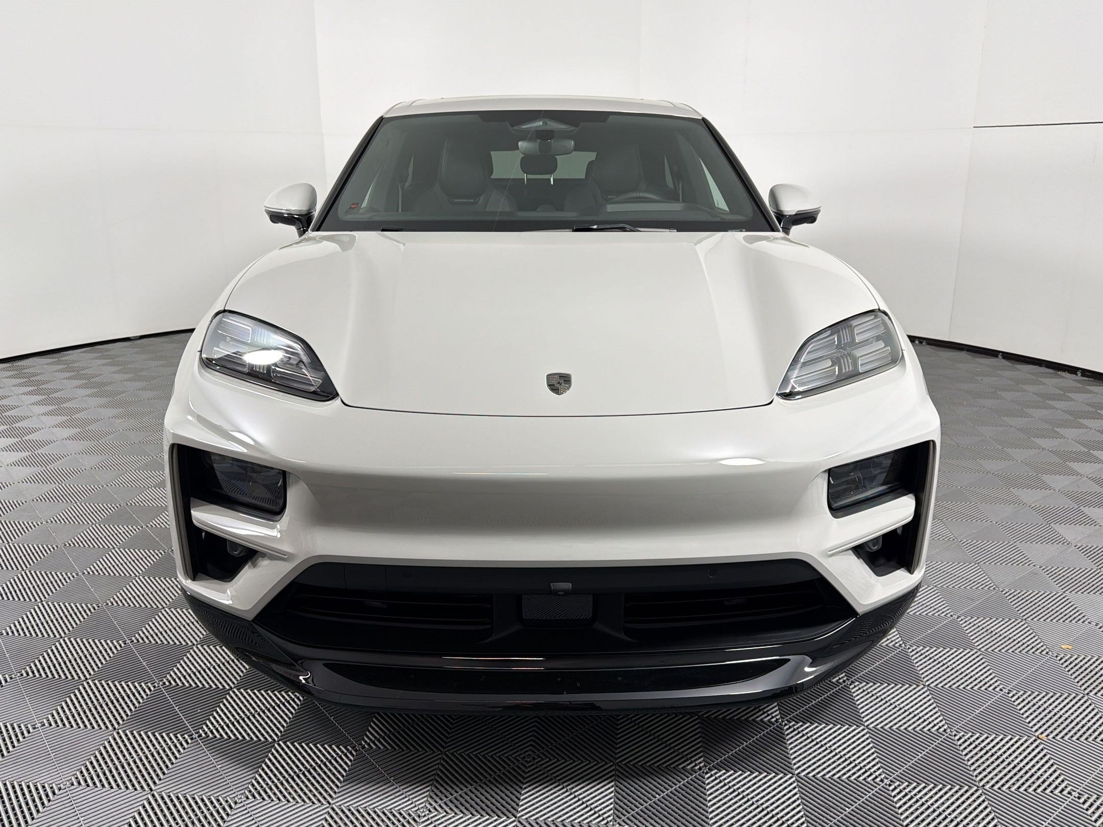 Used 2026 Porsche Macan Turbo Electric AWD/4WD image 6