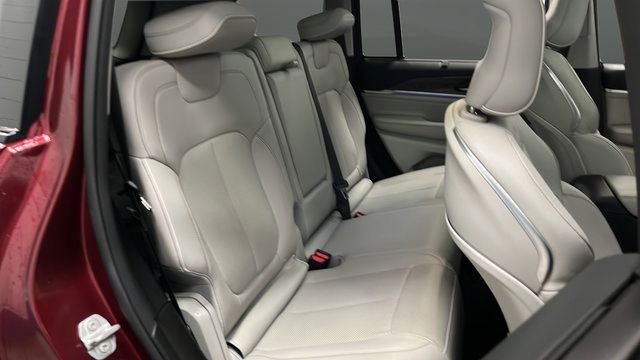 Used 2023 Jeep Grand Cherokee Overland w/ Luxury Tech Group IV AWD/4WD image 25