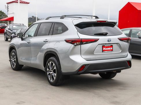 Certified 2024 Toyota Highlander XLE FWD image 5