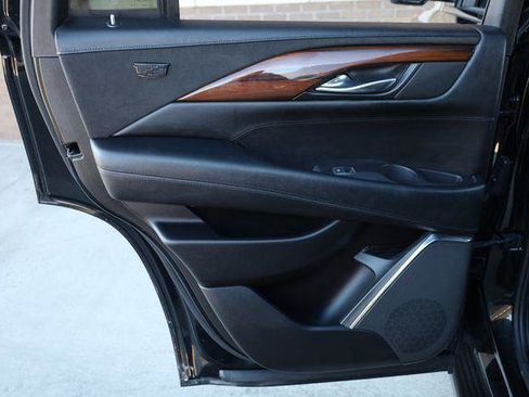 Used 2015 Cadillac Escalade Luxury AWD/4WD image 19