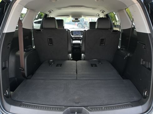 Used 2023 GMC Acadia SLT w/ Preferred Package image 17