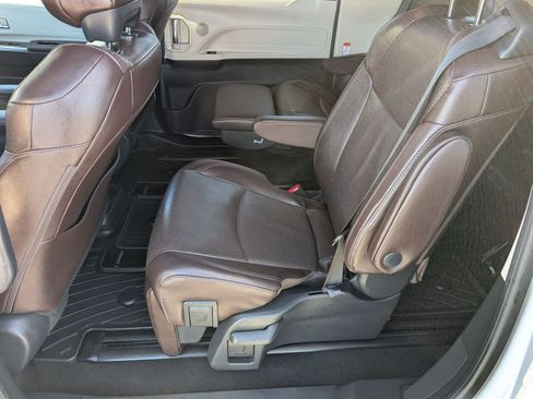 Used 2022 Toyota Sienna Platinum image 31