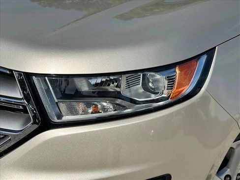Used 2018 Ford Edge SE image 9