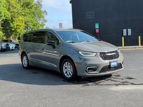 Used 2025 Chrysler Pacifica Select FWD image 3