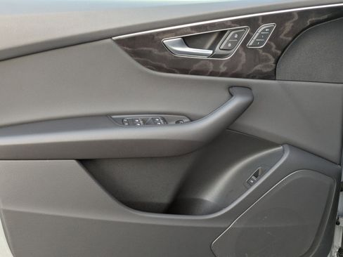 Used 2023 Audi Q8 Premium image 10