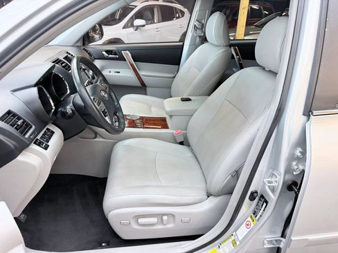 Used 2013 Toyota Highlander Limited w/ Protection Pkg AWD/4WD image 11